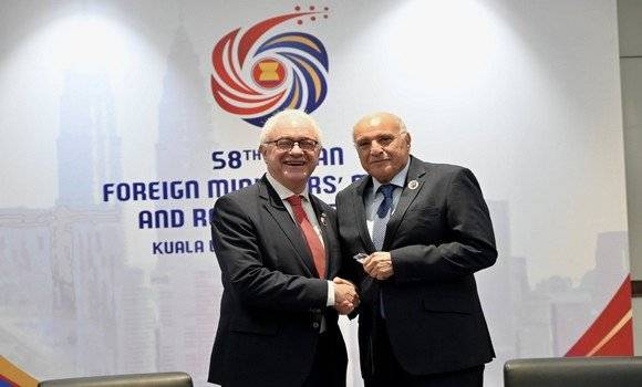 El ministro de Estado, ministro de Asuntos exteriores, Comunidad nacional en el extranjero y Asuntos africanos, Ahmed Attaf, se entrevista en Kuala Lumpur con su homólogo uruguayo