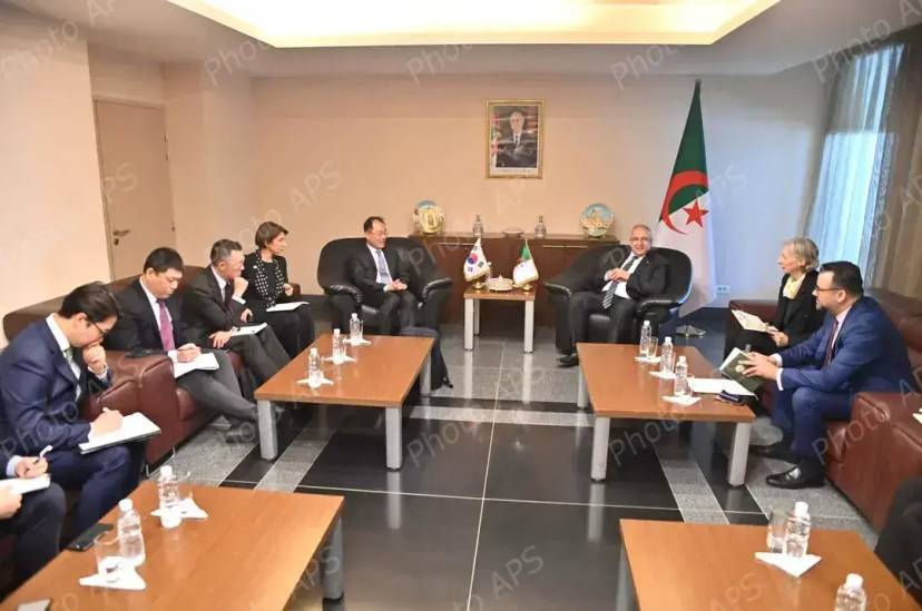 الأمين العام لوزارة الشؤون الخارجية, السيد لوناس مقرمان يستقبل نائب وزير مكلف بالشؤون الاقتصادية لدى وزارة الشؤون الخارجية لجمهورية كوريا